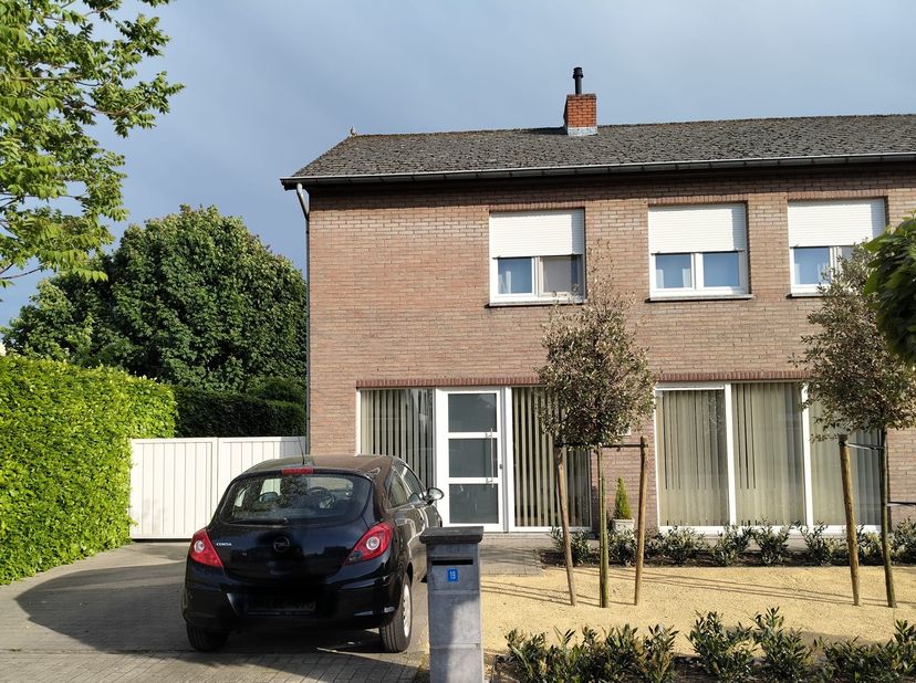 Halfopen bebouwing met zuid gerichte aangelegde tuin in het centrum van Mol (500m van het station). &lt;br /&gt;
Deze mooie gerenoveerde woning in een doodl