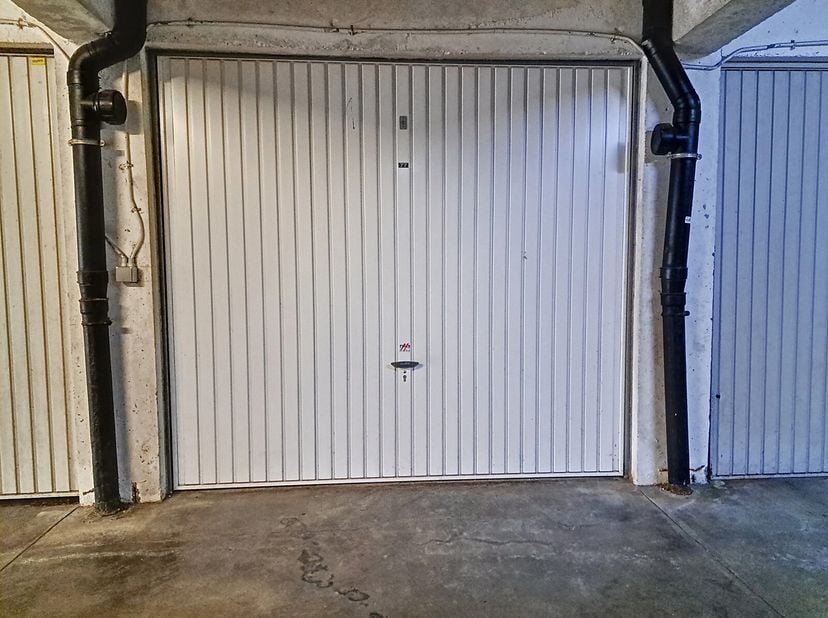 Garage box fermé (15m² - 5,50mx2,70m) idéalement situé à St-Stevens-Woluwe, à proximité de l&#039;hôpital St-Luc, du centre commercial de Woluwe et de plus