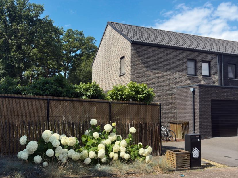 Prachtige halfopen bebouwing in een kindvriendelijke buurt te Beringen. &lt;br /&gt;
Het betreft de uiterst linkse woning van vier geschakelde woningen, geb