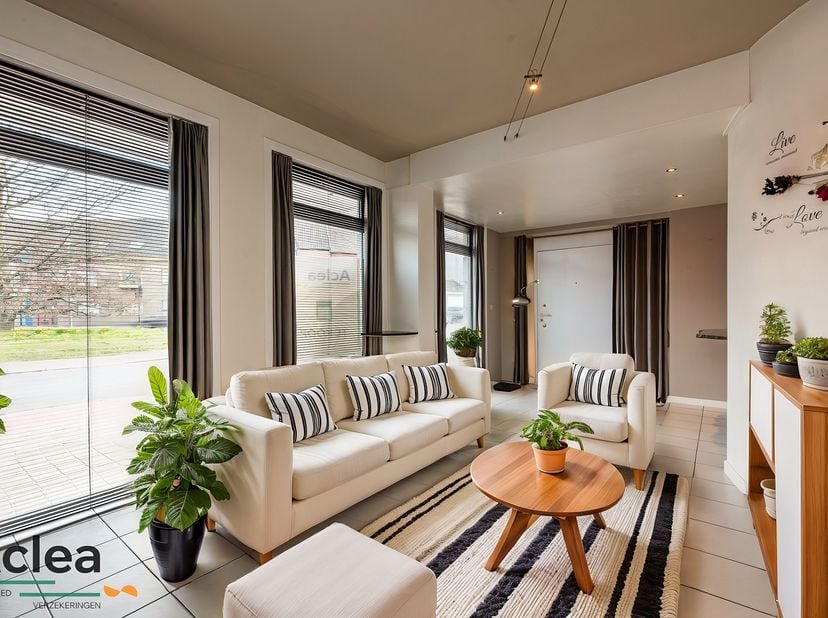 Dit instapklaar appartement vinden we terug in het centrum van Eeklo, vlakbij openbaar vervoer en winkels. Een ideaal appartement voor starters of als