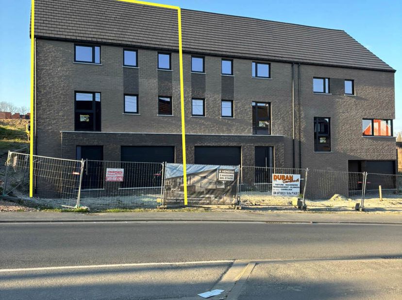 Maison neuve (3 façades) vendu en gros uvre fermé&lt;br /&gt;
Découvrez cette maison bel-étage en gros uvre à terminer selon vos envies, située dans un tout