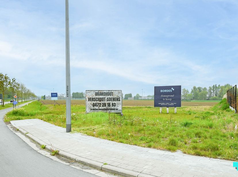 Deze gunstig gelegen bouwgrond van 1102 m² biedt de ideale combinatie van wonen en werken. Gelegen langs de Ringlaan (N50) geniet het perceel van een