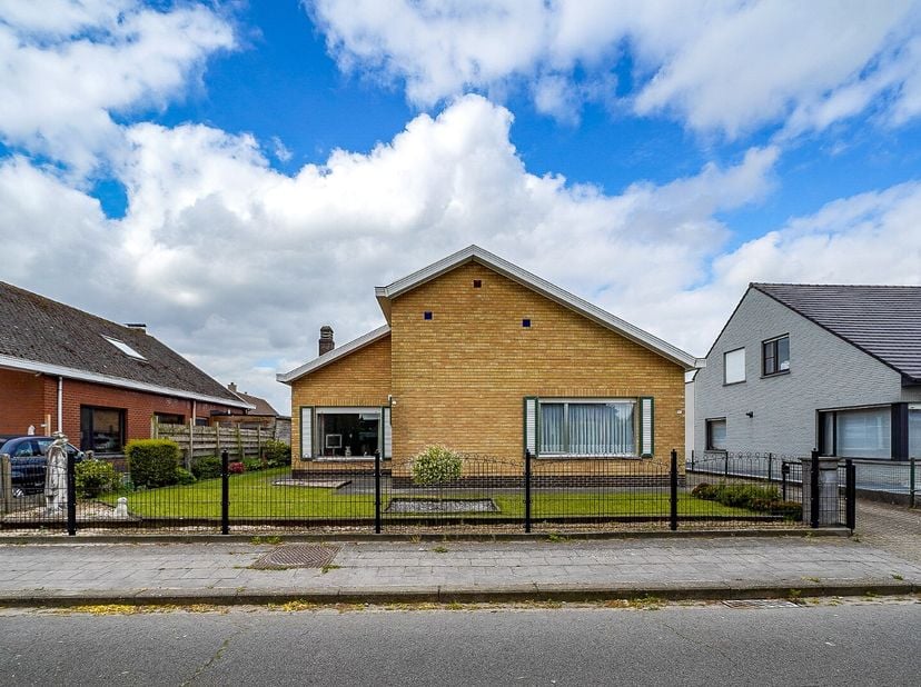 In de Vissersstraat in Oudenburg vinden we deze vrijstaande bungalow terug. Deze ruime woning telt 3 slaapkamers waarvan allen volwaardig en met recht