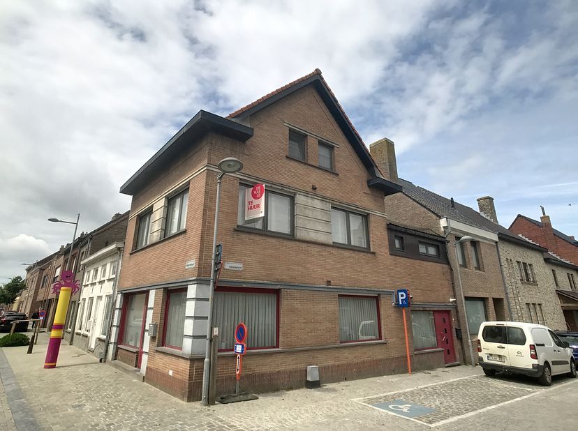 Ce lumineux appartement en duplex est situé dans le centre de Proven, à environ 10 minutes de route de Poperinge. À distance de marche, vous trouverez