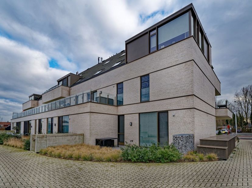 Zonnig - gelijkvloers - spiksplinternieuw appartement in residentie &quot;The Greens&quot; met topafwerking; ruime inkomhal, mooie living met open keuken en koe