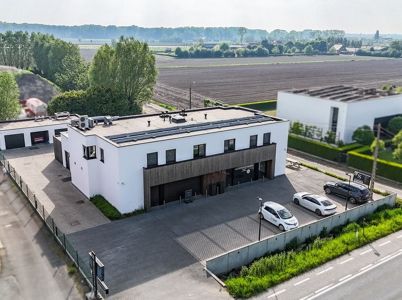 Uniek opbrengsteigendom met 2 appartementen, 2 handelspanden, atelier, conciërgewoning 3 garages en parkeergelegenheid (10 wagens)&lt;br /&gt;
Bent u op zoe