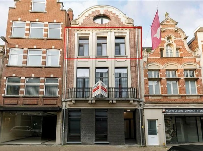 Hoogwaardig afgewerkt, lichtrijk en volledig instapklaar 2 slaapkamer appartement met ruim zonnig terras.&lt;br /&gt;
&lt;br /&gt;
Het appartement bevindt zich in