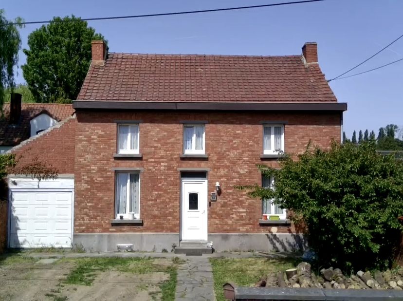 Crownimmo a hâte de vous faire découvrir cette maison de 216M² (suivant PEB) en pleine campagne ne nécessitant que peux d&#039;aménagements et de finitions