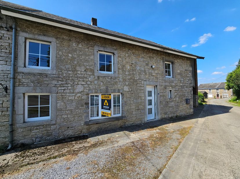Bâtiment de caractère + ancienne grange situés dans le joli village de Heyd (Durbuy).&lt;br /&gt;
Cette spacieuse maison à rénover est implantée sur une par