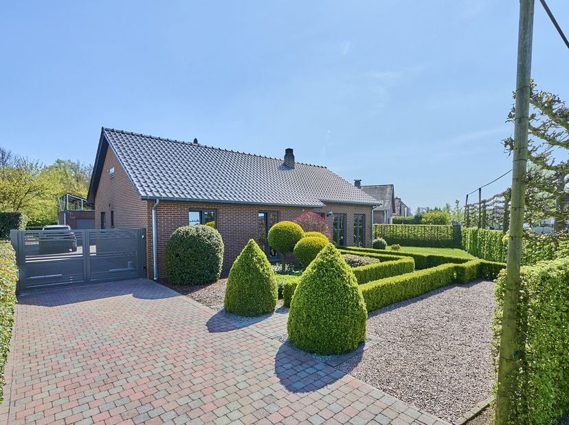 INSTAPKLARE GELIJKSVLOERSE GEZINSWONING OP EEN PERCEEL VAN 7a63ca.&lt;br /&gt;
Deze inspaklare gelijksvloerse gezinswoning is zeer rustig gelegen in een doo