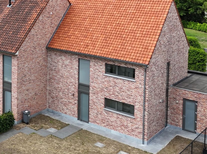 Laat je betoveren door deze stijlvolle nieuwbouwwoning uit 2017, gelegen in het hart van het Waasland, Waasmunster. Hier woon je in alle comfort, omri