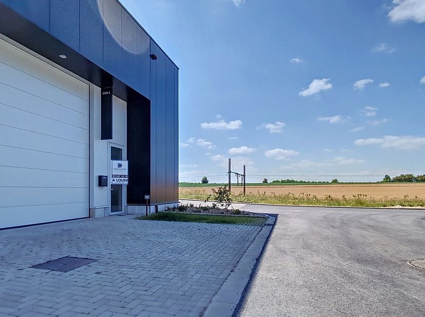 Gelegen in het Tilia Business Park in Eigenbrakel, biedt dit opslagmagazijn een professionele, veilige en gemakkelijk toegankelijke werkomgeving.&lt;br /
