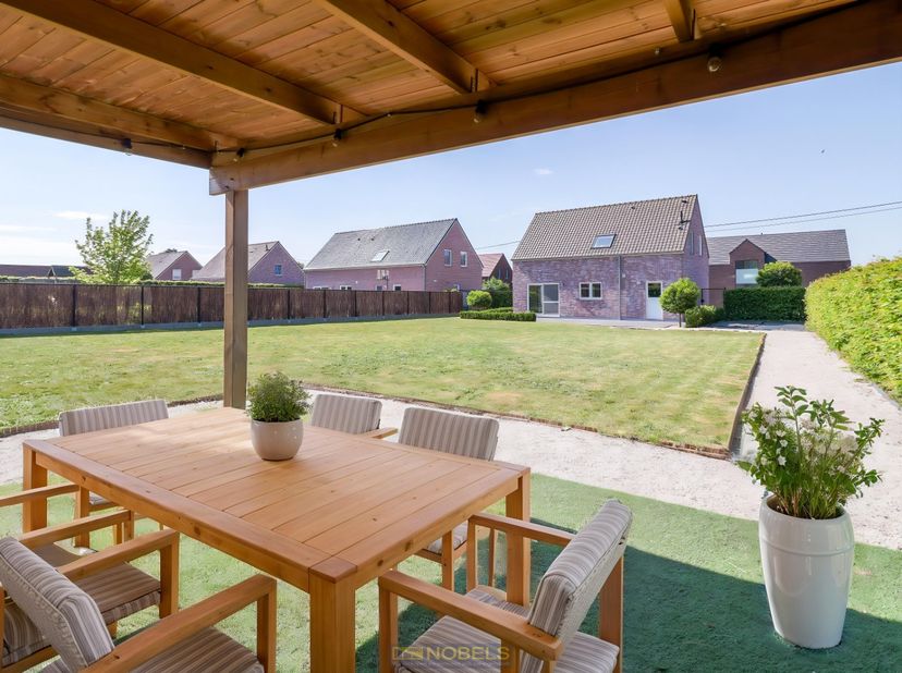 Dans un CADRE RURAL MAGNIFIQUE avec VUE SUR LES CHAMPS, se trouve cette CONSTRUCTION  PRÊTE À EMMÉNAGER.&lt;br /&gt;
Cette MAISON FAMILIALE IDÉALE offre un