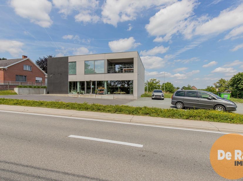 ZOTTEGEM - Dit multifunctioneel bedrijfsgebouw is gelegen op een heel interessante locatie tussen de Gentse Steenweg en de Europaweg van Wetteren naar