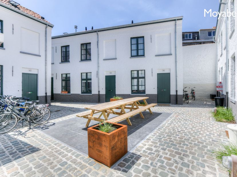 Deze pittoreske woning is in 2015 volledig gerenoveerd met de meest hoogstaande kwalitatieve materialen. Het pand is gelegen in een doodlopende straat