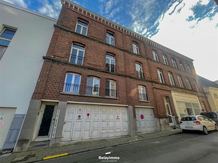 Aantrekkelijk appartement met één slaapkamer, 62 m2 woonoppervlak, tuin, kelder en garage. Het appartement wordt momenteel bewoond door een huurder.&lt;b