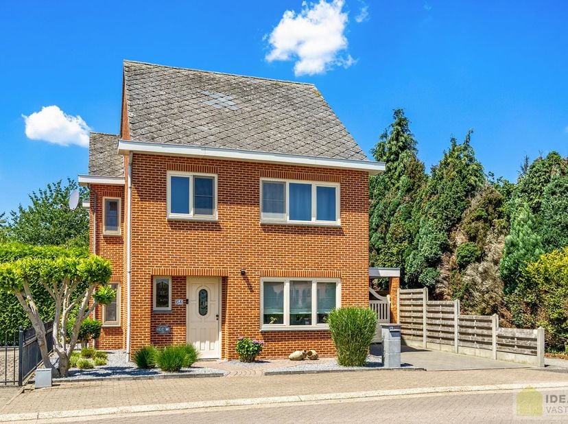 KNAPPE EN INSTAPKLARE WONING MET EEN LICHTRIJKE OPEN LEEFRUIMTE, 3 SLAAPKAMERS, AFGEWERKTE ZOLDERVERDIEPING (TE GEBRUIKEN ALS 4e SLAAPKAMER) EEN RUIME