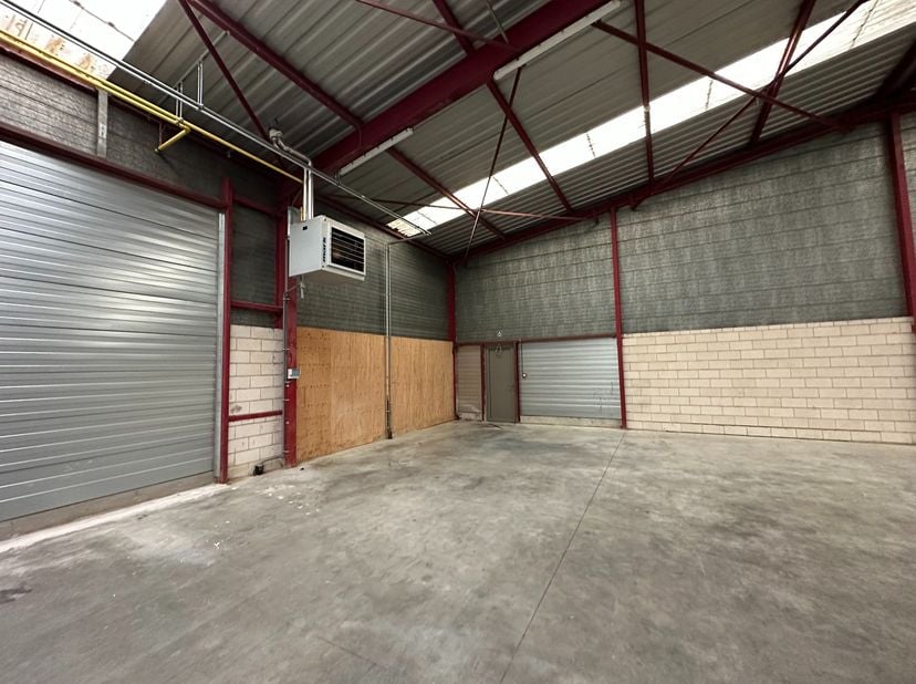 Bedrijfsruimte of opslagmagazijn 253m², zeer goed gelegen in KMO zone Het Dorlik, vlakbij de op- en afrit N°29 van de E 313. De hal is voorzien van ee