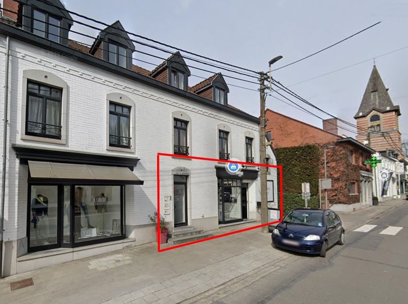 Au cur de Lasne, sur l&#039;axe principal&lt;br /&gt;
qui offre un MAXIMUM DE VISIBILITE,&lt;br /&gt;
REZ COMMERCIAL accueillant de +/- 75 m²&lt;br /&gt;
bénéficiant d&#039;une B