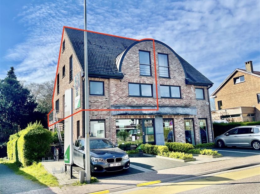 Dit energiezuinig en instapklaar triplex-appartement met een netto bewoonbare oppervlakte van maar liefst 126 m²  is gelegen in een kleinschalige resi