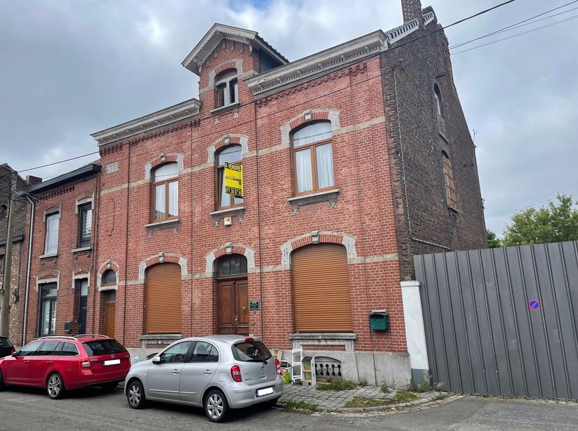 BONNE MAISON DE MAITRE&lt;br /&gt;
Rez-de-chaussée comprenant : vaste hall d&#039;entrée, bureau, wc individuel, living 50 m², salle de billard avec bar, véranda