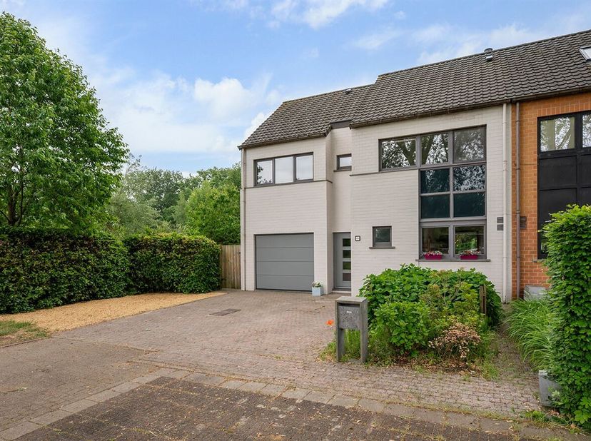 Top onderhouden gezinswoning met alle comfort gelegen in een rustige wijk&lt;br /&gt;
Ligging: doodlopende straat via De Tomermaat verbonden met de Miksebaa