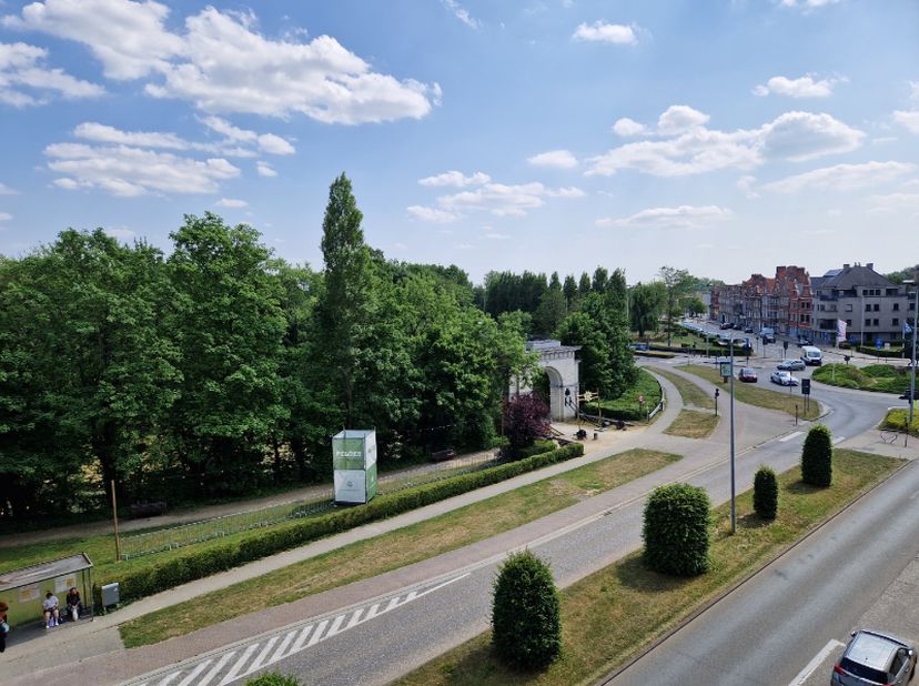 Dendermonde, Leopoldlaan 9 bus A4.&lt;br /&gt;
Uitzonderlijk ruim appartement met 3 slaapkamers en terras. Unieke ligging met zicht op het stadspark, vlakbi