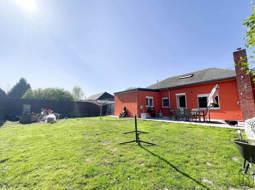 Idéalement située en bordure du village de Saint-Maur, cette charmante maison 4 façades, de type &quot;Plain-pied&quot; et en parfait état d&#039;entretien, se compo