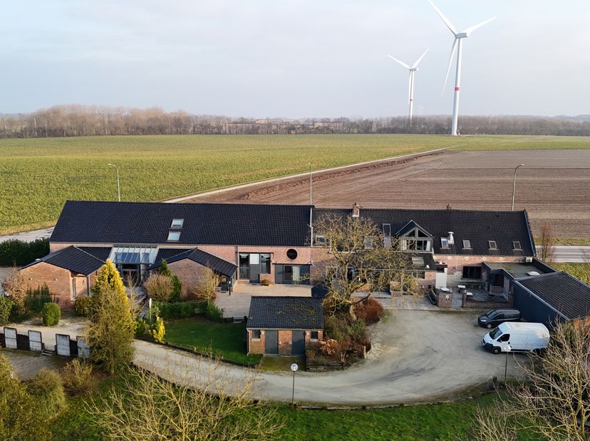 Transformez votre vision en réalité dans un espace de 1400 m², prêt à accueillir vos projets les plus ambitieux !&lt;br /&gt;
À quelques pas de la sortie de