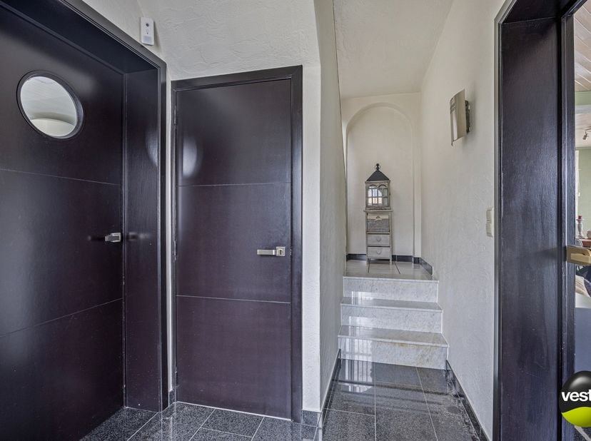 Bent u op zoek naar een instapklare woning met zwembad en tal van mogelijkheden? Deze halfopen bebouwing biedt alles wat u nodig heeft en meer. Gelege