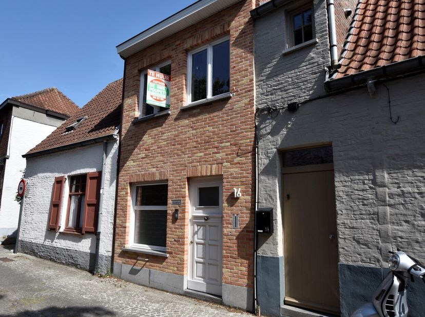 Deze verzorgde stadswoning is gelegen in het kloppende hart van Brugge op wandelafstand van de Grote Markt. De gelijkvloerse verdieping is ingedeeld i