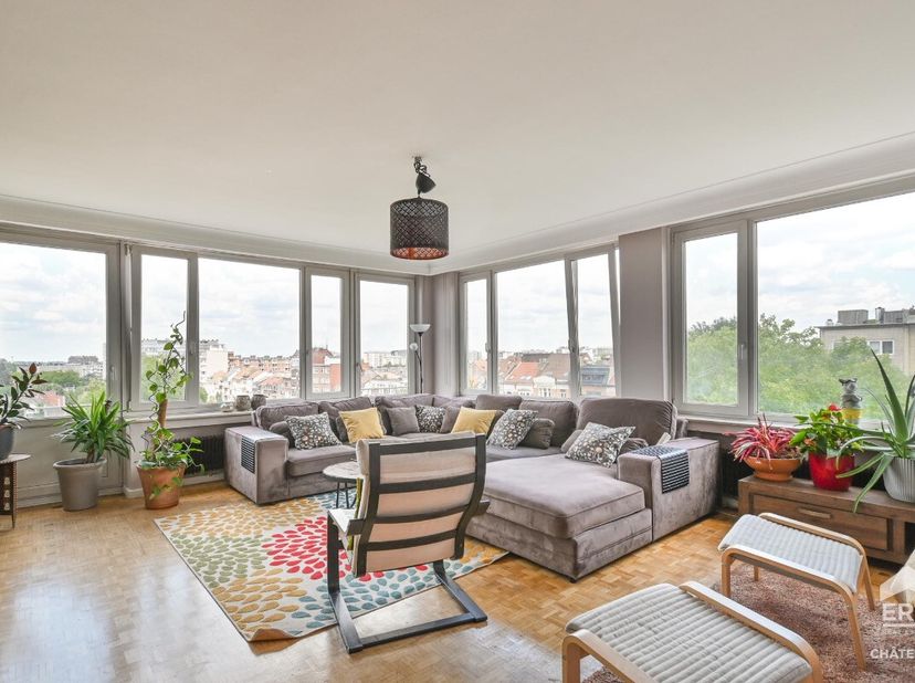 ERA CHATELAIN vous propose ce bel appartement 3 chambres, idéalement situé dans le quartier Meiser à Schaerbeek.Situé au 6ème étage dans un immeuble t