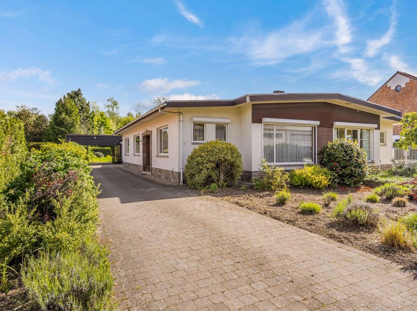 Deze charmante gelijkvloerse woning is gelegen in groene omgeving.&lt;br /&gt;
Op een perceel van 5 are 50 en een bewoonbare oppervlakte van 140m² (volgens