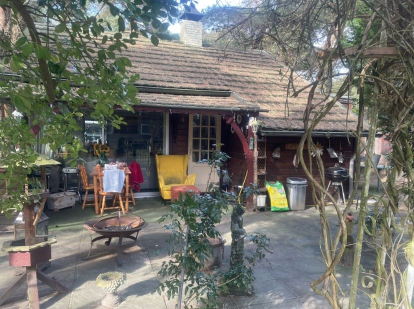 Deze rustig gelegen vakantiewoning is te vinden op het vakantiepark &#039;Parelstrand&#039; te Lommel.D&lt;br /&gt;
De woning heeft een woonkamer, open keuken, badkam