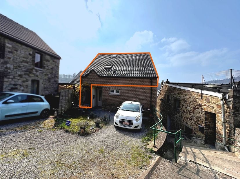 1er ETAGE de ± 73m² :&lt;br /&gt;
- Hall d&#039;entrée de ± 4m² sur carrelage,&lt;br /&gt;
- Séjour de ± 30m² sur carrelage avec meubles de rangement, évier, taque vit