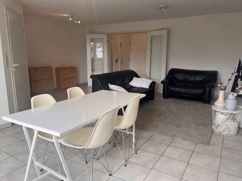 Dit lichtrijke appartement op de tweede verdieping biedt comfortabele en instapklare woonkwaliteit op een rustige maar uiterst centrale locatie. Met t