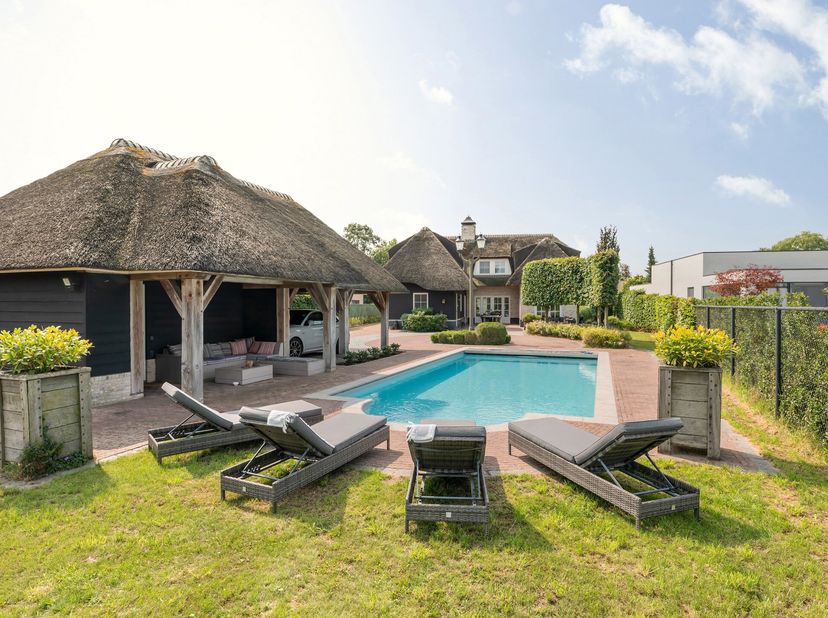 Prachtige rietgedekte villa met zwembad en poolhouse gelegen op een schitterende locatie in Poppel waar u geniet van rust en ruimte op een perceel van