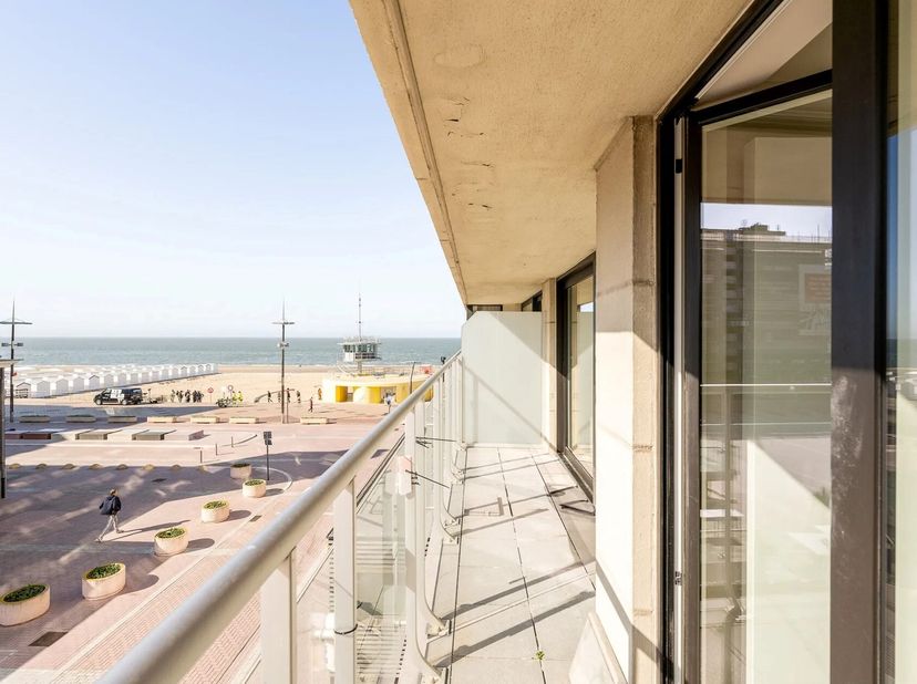 NON MEUBLÉ - Appartement unique avec vue latérale sur la mer, situé au centre de la place de la tour de lumière.&lt;br /&gt;
Disposition : hall d&#039;entrée ave