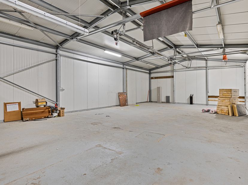 Dit magazijn met woonst te koop bevindt zich op een rustige locatie in Welden (Oudenaarde) en biedt een ideale combinatie van wonen en werken. Het rec