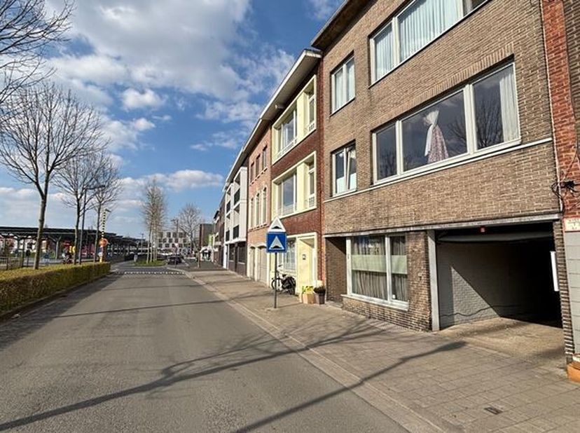 Dans un complexe de garages fermé dans la Sint-Benedictusstraat, nous proposons 3 box de garage à vendre.&lt;br /&gt;
Le centre commercial de Mortsel est ac
