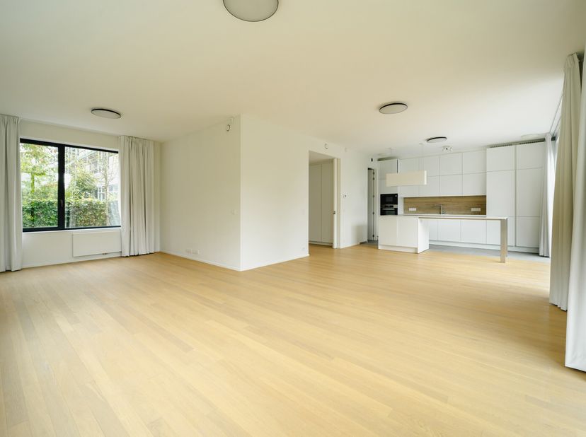 Deze nieuwe eengezinswoning met een bruto vloeroppervlakte (EPC) van ± 196 m² ligt in de directe nabijheid van het Lycée Français en de wijk Prins van