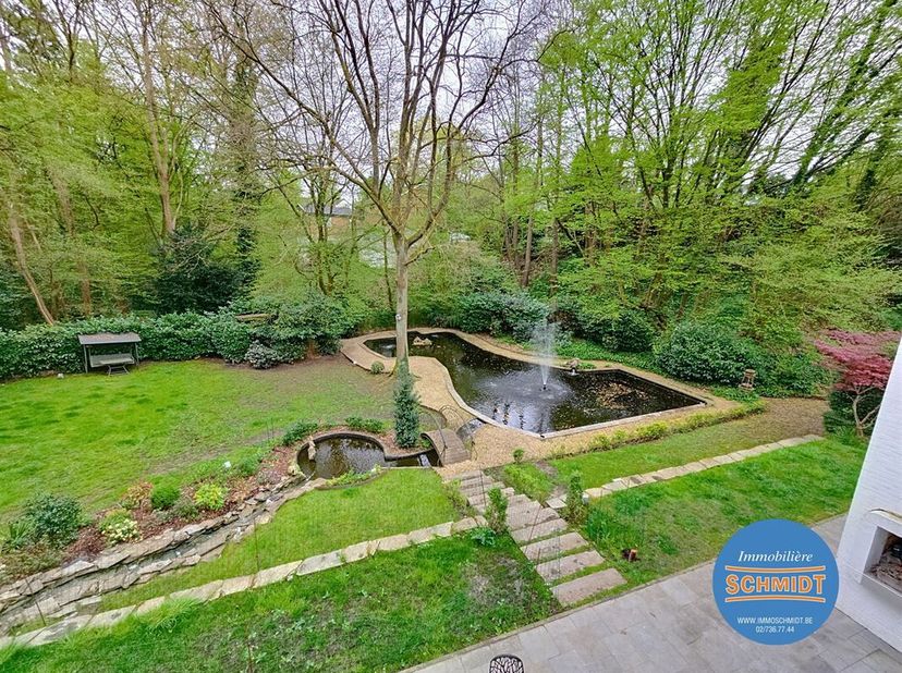 Rixensart: prachtige villa uit 1974 van architect Marc Libois gebouwd op 47 hectare grond met verwarmd binnenzwembad, vijver met waterval en jacuzzi b