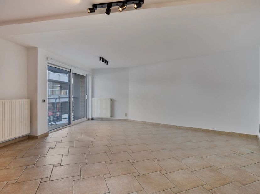 Ruim appartement (93m²) te koop in De Panne, op toplocatie vlakbij de Esplanade en de winkelstraat. Dit instapklare appartement beschikt over 2 slaapk