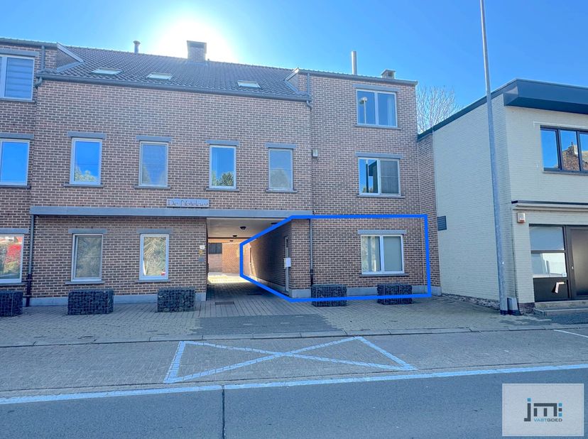 Dit veelzijdige gelijkvloerse appartement, gelegen in het centrum van Wellen, biedt tal van mogelijkheden voor zowel privégebruik als zakelijk gebruik