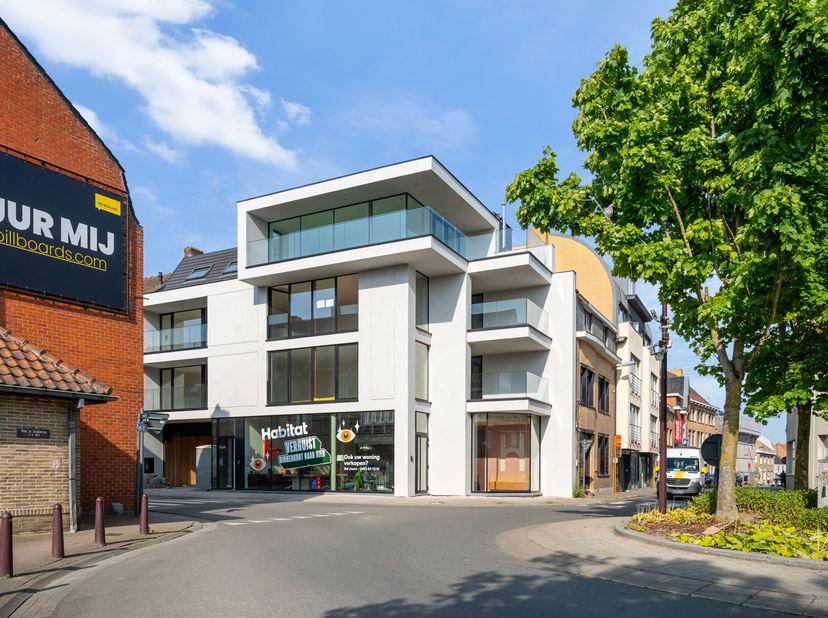!Laatste penthouse te koop!&lt;br /&gt;
Dit uniek en kleinschalig gebouw is gelegen in het centrum van Poperinge en ligt op wandelafstand van de Grote markt