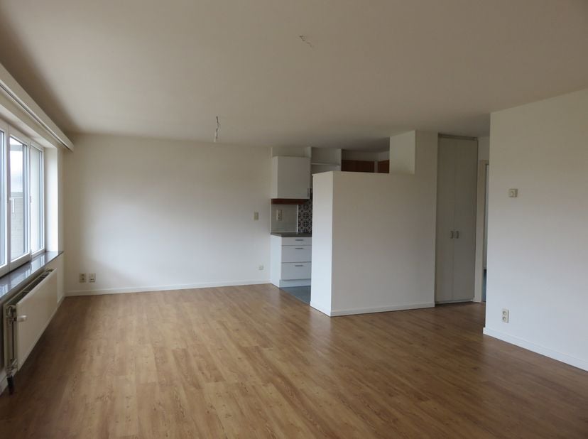 Demandez votre visite via https://kdc-immo.mijnhuurprofiel.be/whise/7046693.&lt;br /&gt;
Appartement agréable avec 2 chambres et emplacement de parking couv