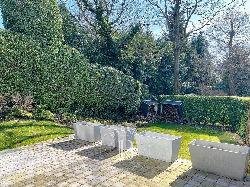 Uccle, Fort Jaco - Barnes vous propose en exclusivité cette jolie maison construite en 2013, sise sur un terrain de 3,89 ares, à deux pas des commerce