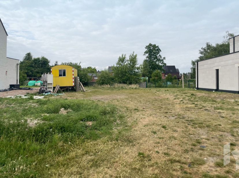 Rustig gelegen bouwperceel van 528 m² voor een open bebouwing met een straatbreedte van 15m gelegen in een doodlopende straat.