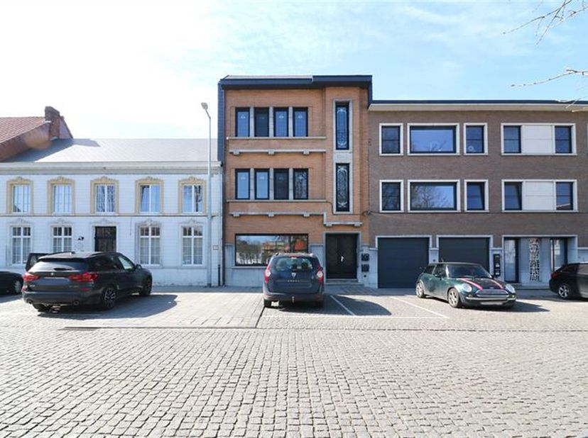 Prachtig gerenoveerd appartement met 1 slaapkamer en onderhoudsvriendelijk aangelegde tuin in art nouveau gebouw van het type alles gelijkvloers. Het