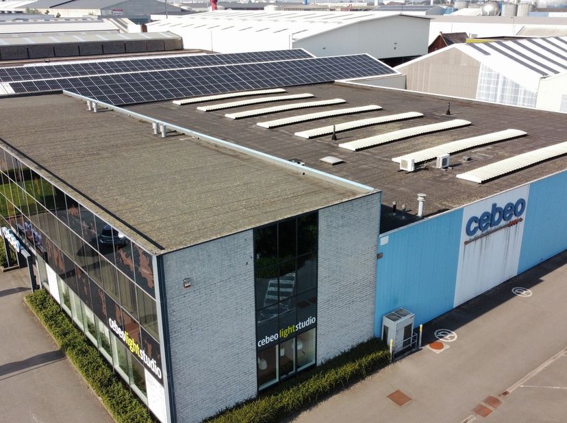 Multifunctioneel bedrijfsgebouw in de haven van Gent, bestaande uit een magazijn van 1.392m², showroom van 375m² en kantoor op verdiep van 397m². Moge